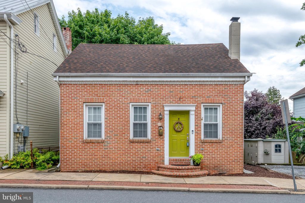 Photo of 14 E Lincoln Avenue, Lititz, PA 17543 (MLS # PALA2054466)