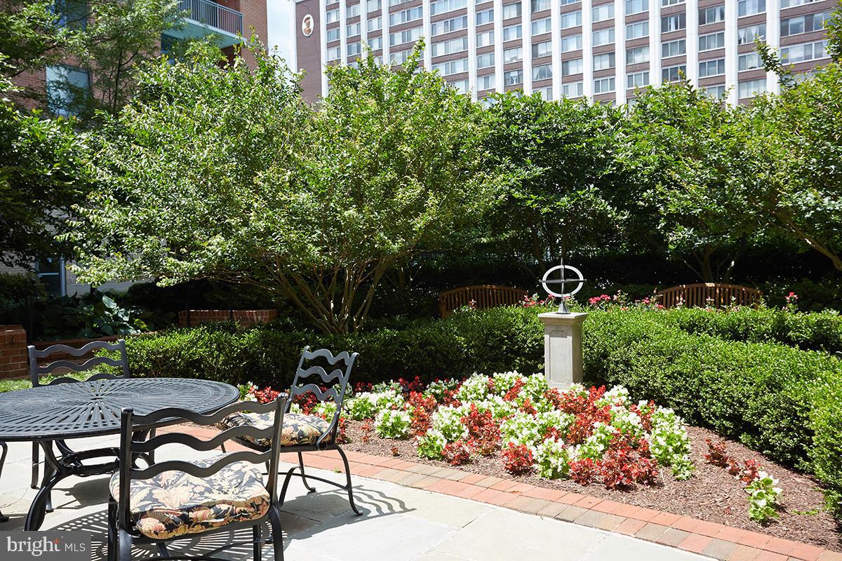 GALLERY AT WHITE FLINT - Residential