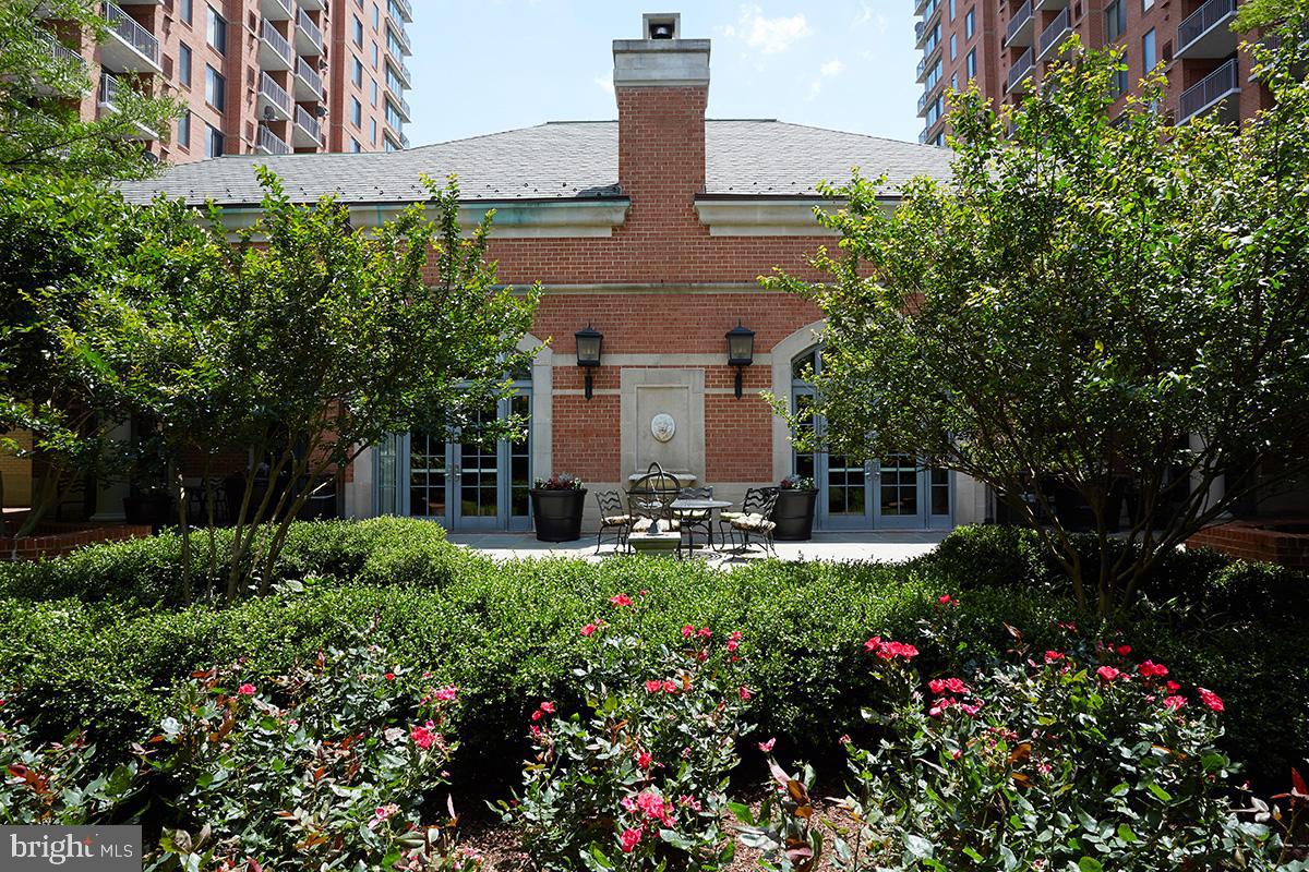 GALLERY AT WHITE FLINT - Residential