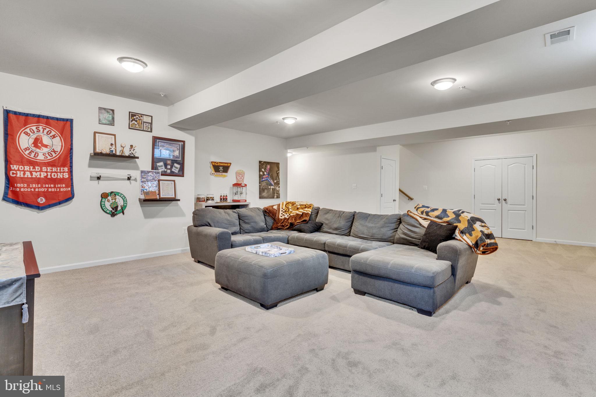 WINDSOR MANOR - Residential