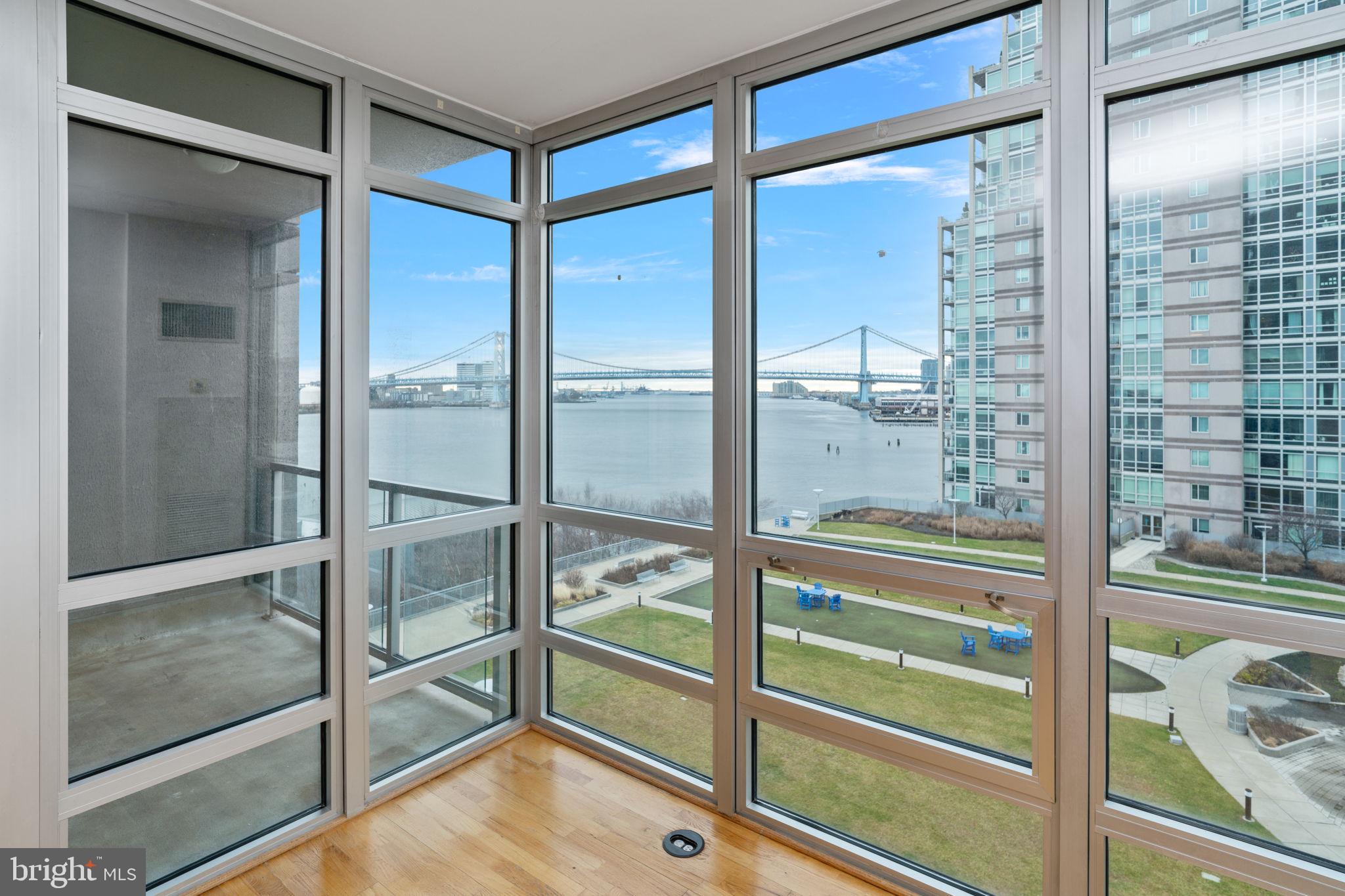 WATERFRONT SQUARE - Residential