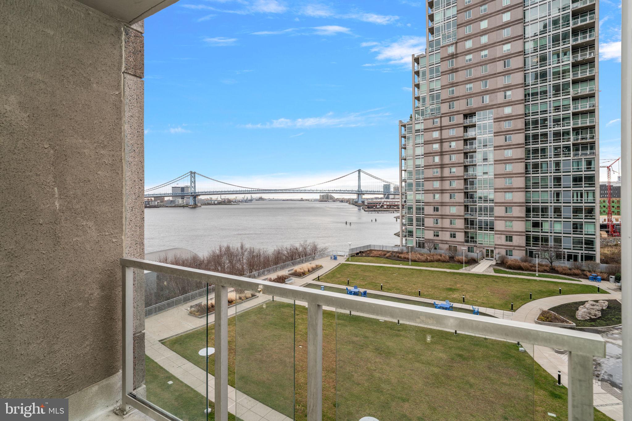 WATERFRONT SQUARE - Residential