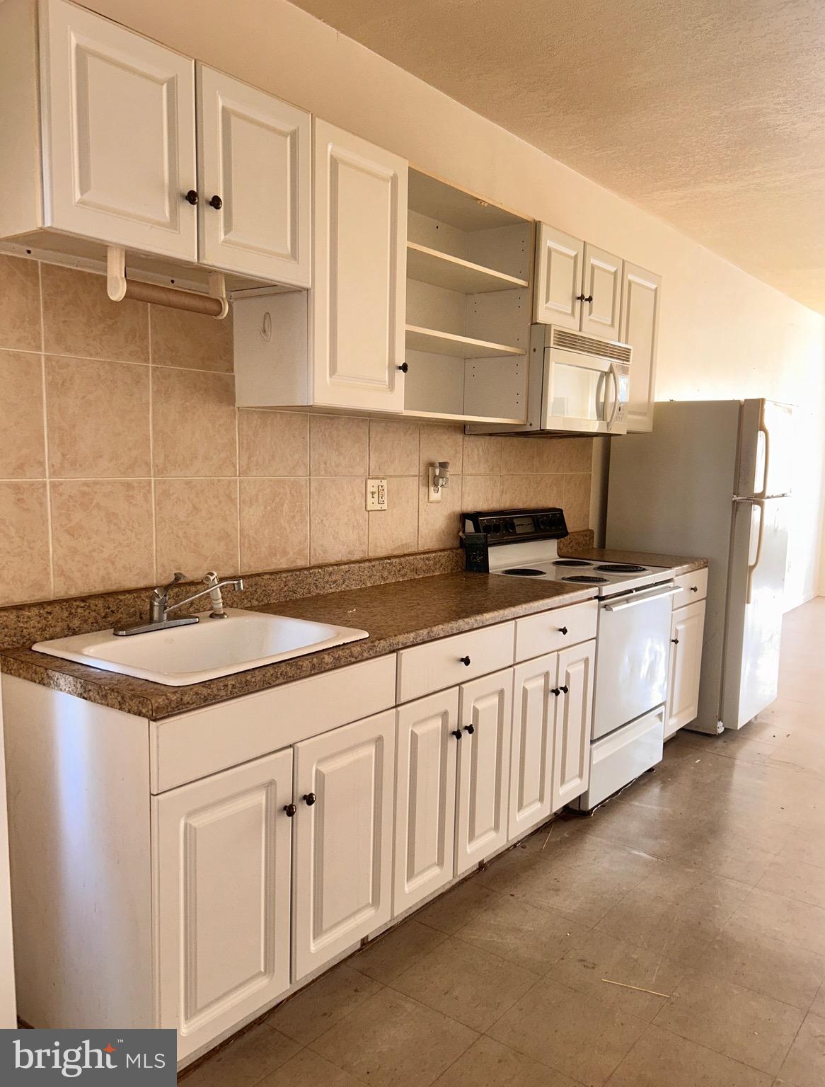 This spacious 1-bedroom, 1-bathroom apartment offers comfortable living with a well-designed layout. This unit is move-in ready and perfect for those seeking both convenience and functionality
