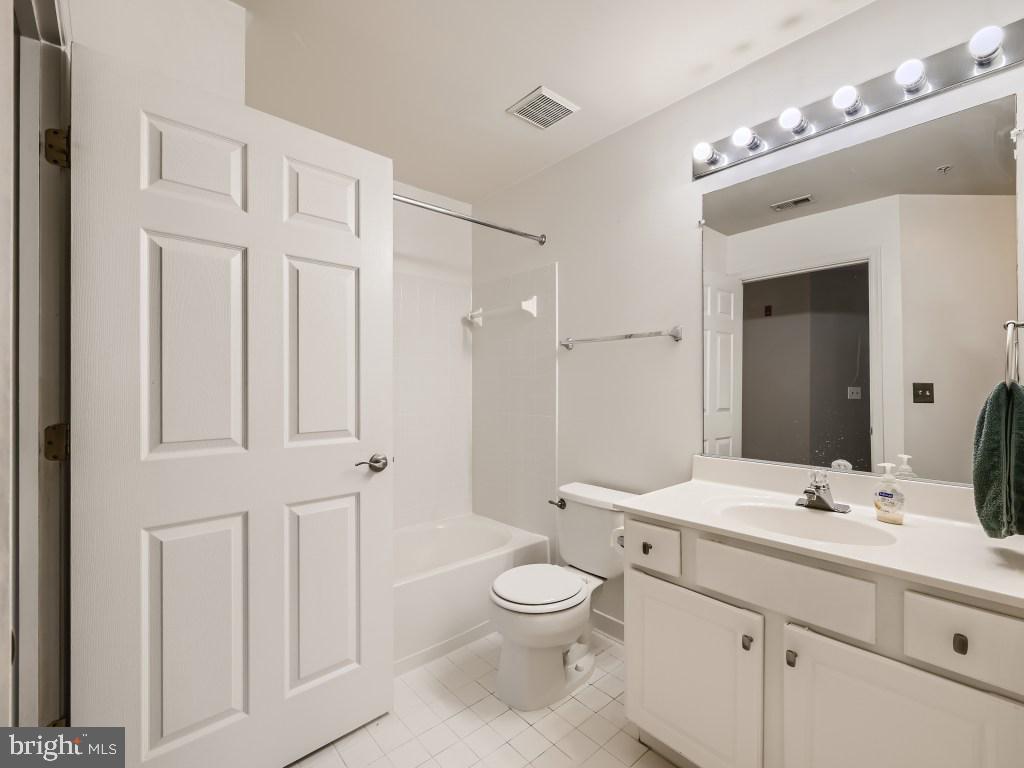 GATEWAY COMMERCE CENTER - Residential Lease