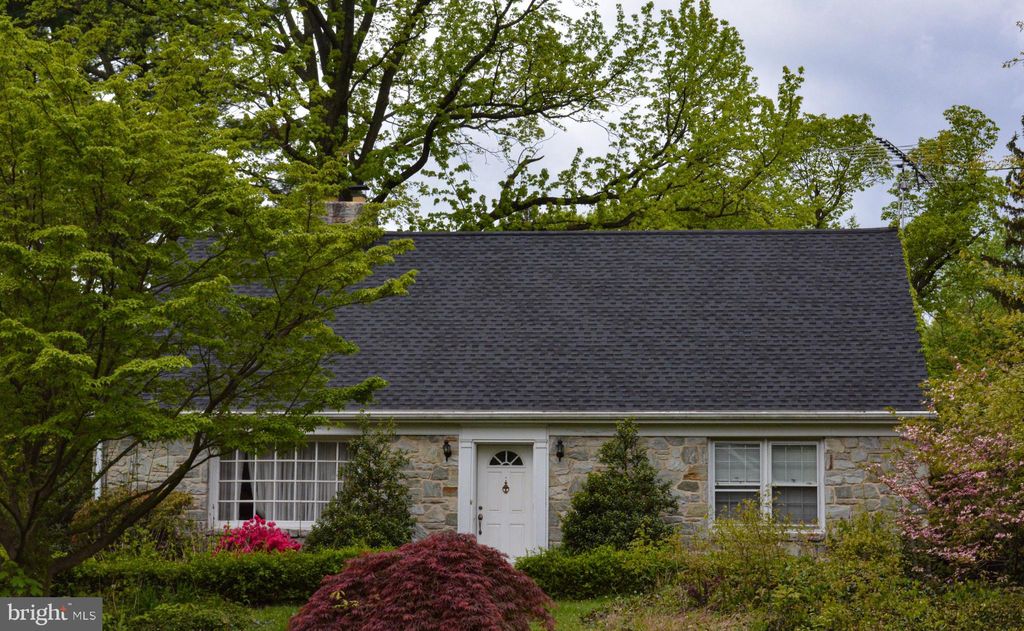 Photo of 1987 STERLING PL, LANCASTER, PA 17601 (MLS # PALA2034348)