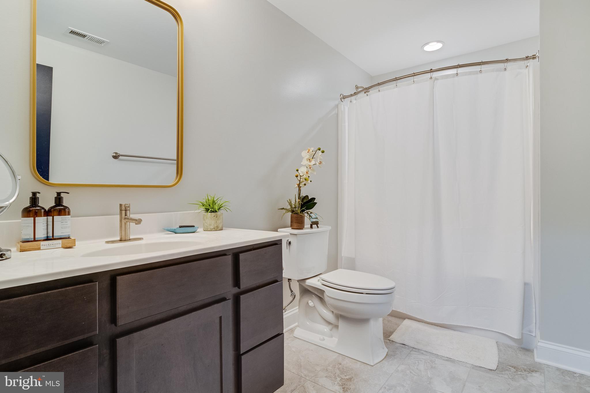 OAKLAND HALL - Residential