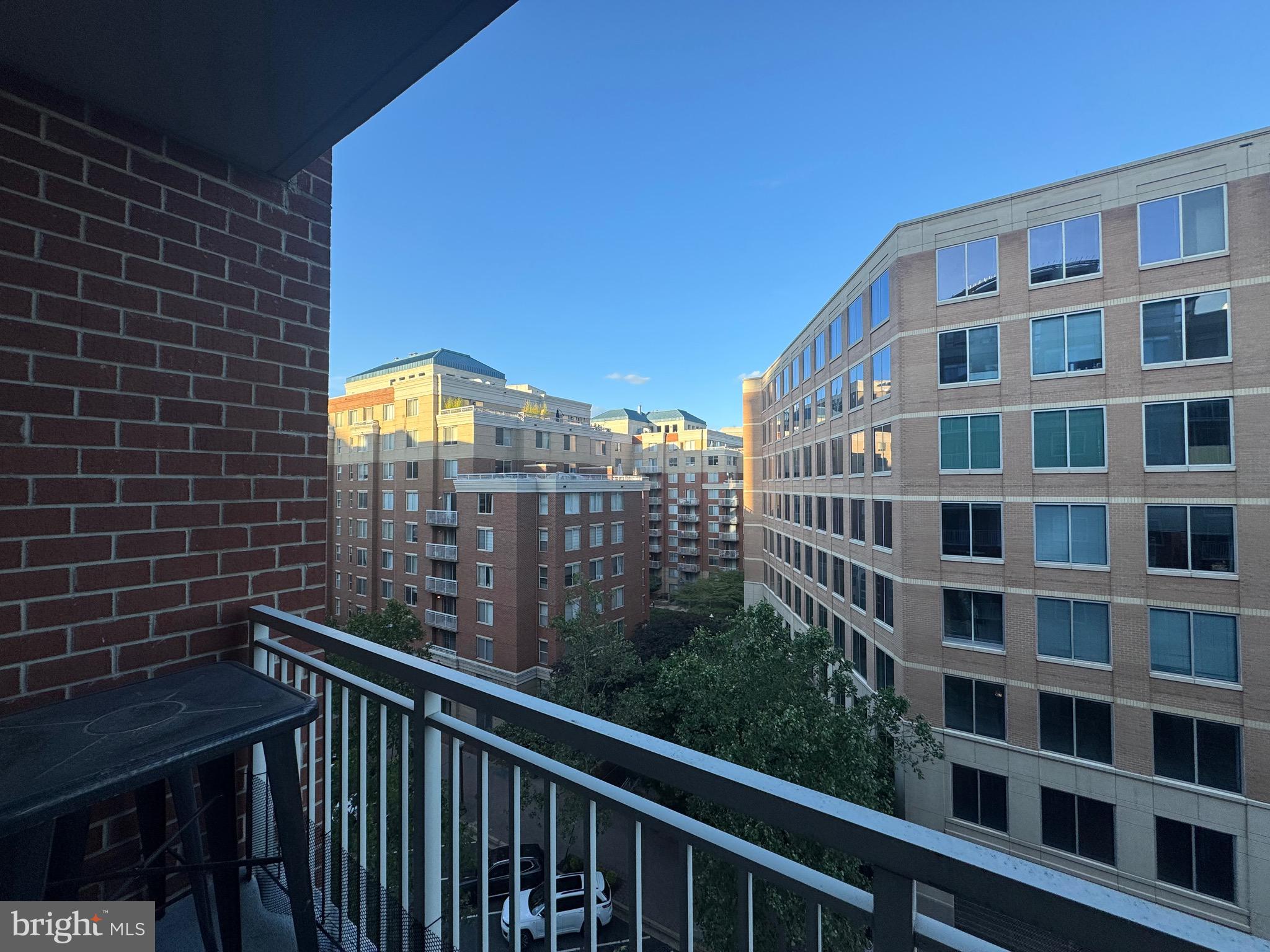 THE HAWTHORN CONDOMINIUM - Residential Lease