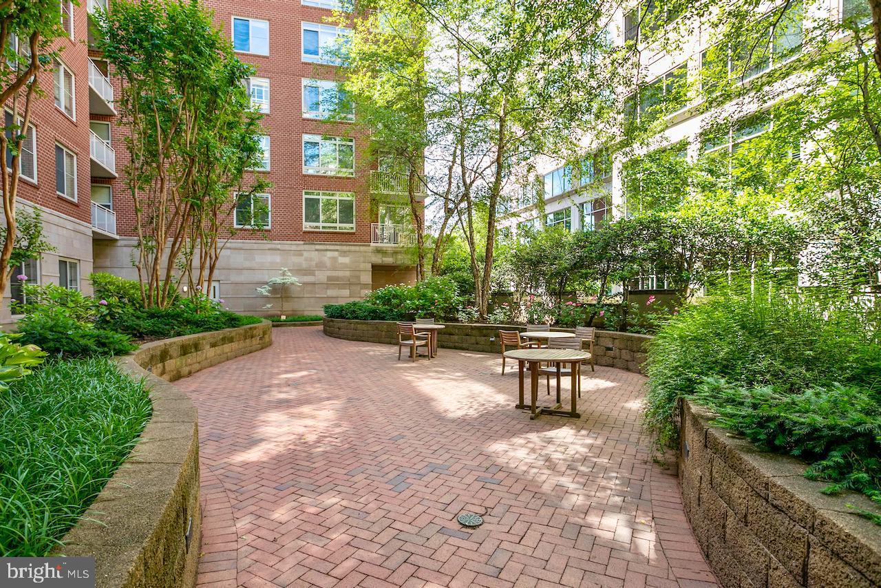 THE HAWTHORN CONDOMINIUM - Residential Lease