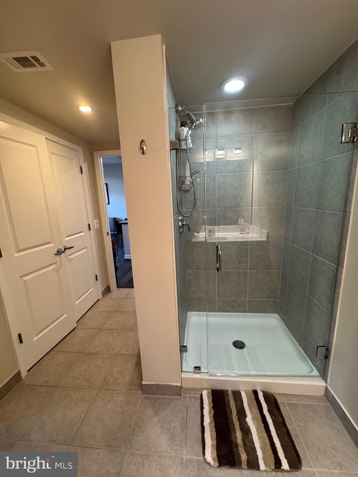 THE HAWTHORN CONDOMINIUM - Residential Lease