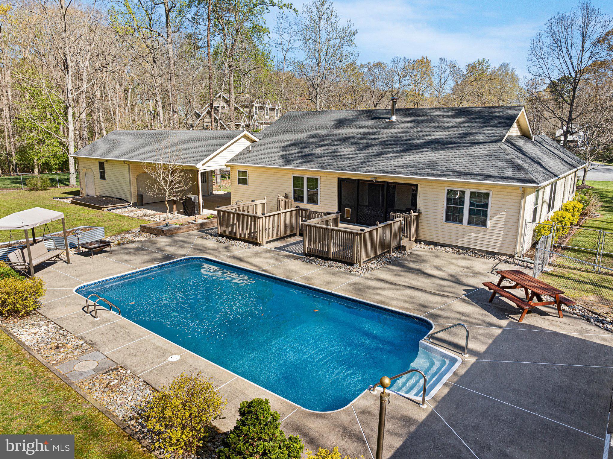 THE HOLLYS - Residential