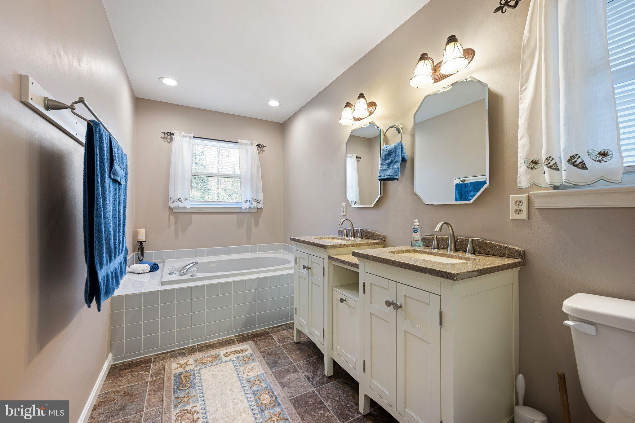 THE HOLLYS - Residential