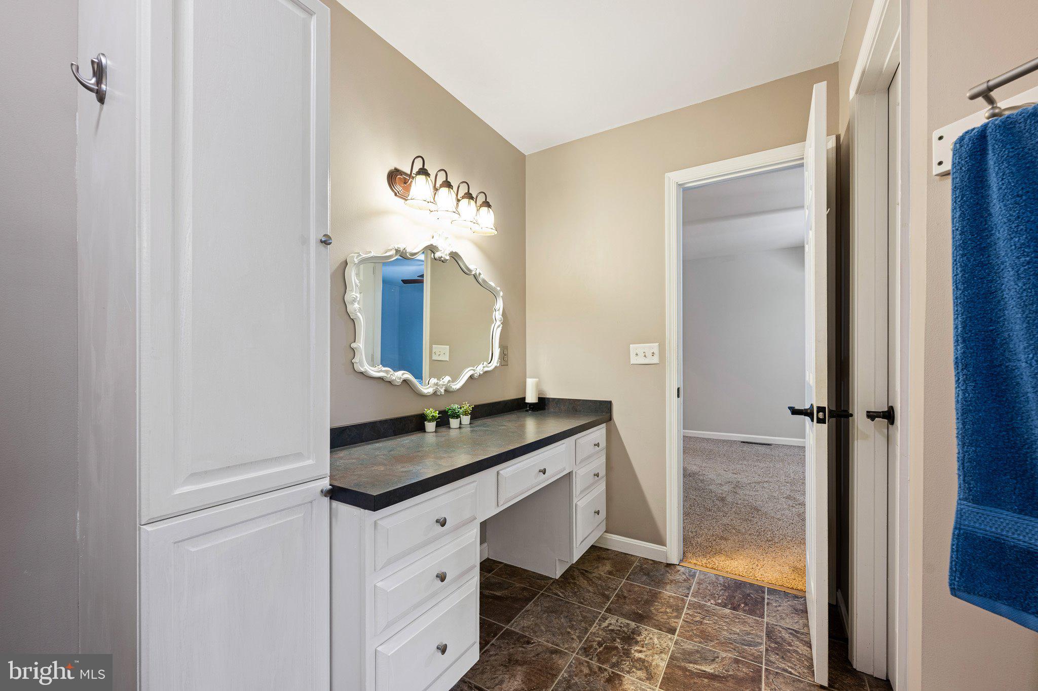 THE HOLLYS - Residential