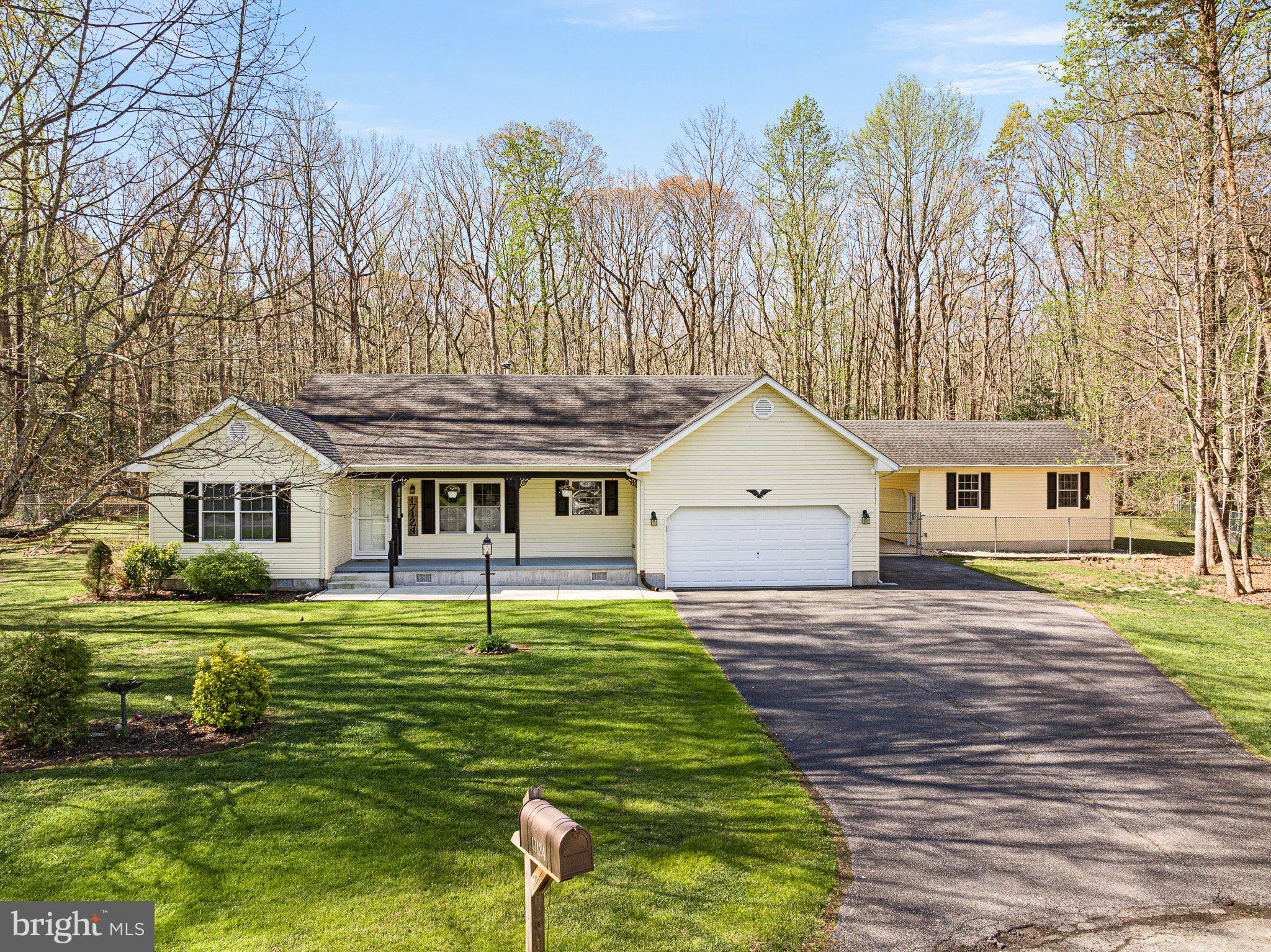 THE HOLLYS - Residential