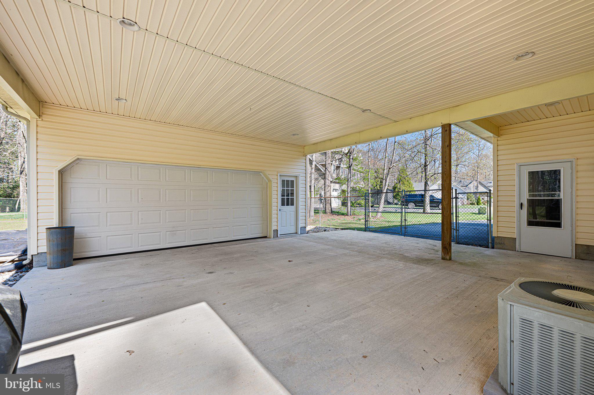 THE HOLLYS - Residential