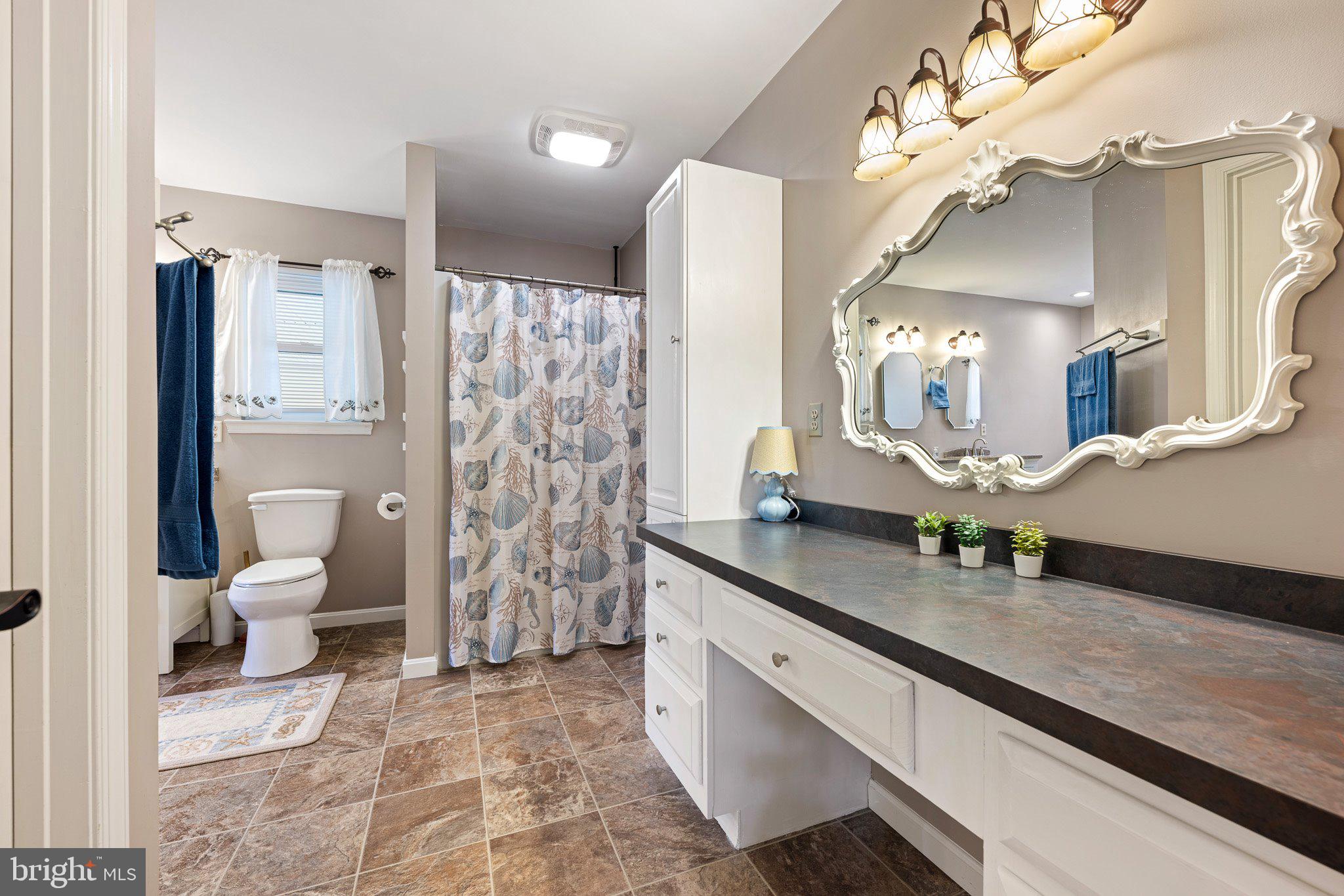 THE HOLLYS - Residential