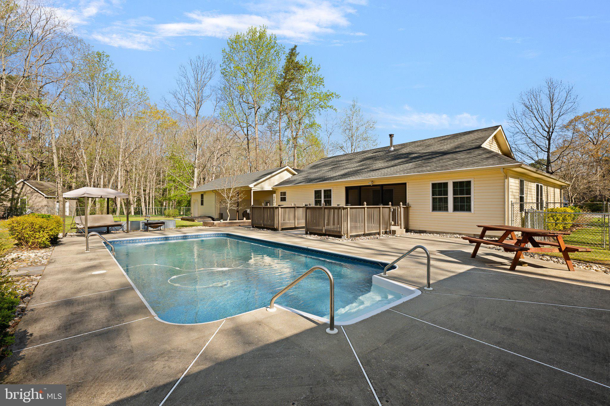 THE HOLLYS - Residential