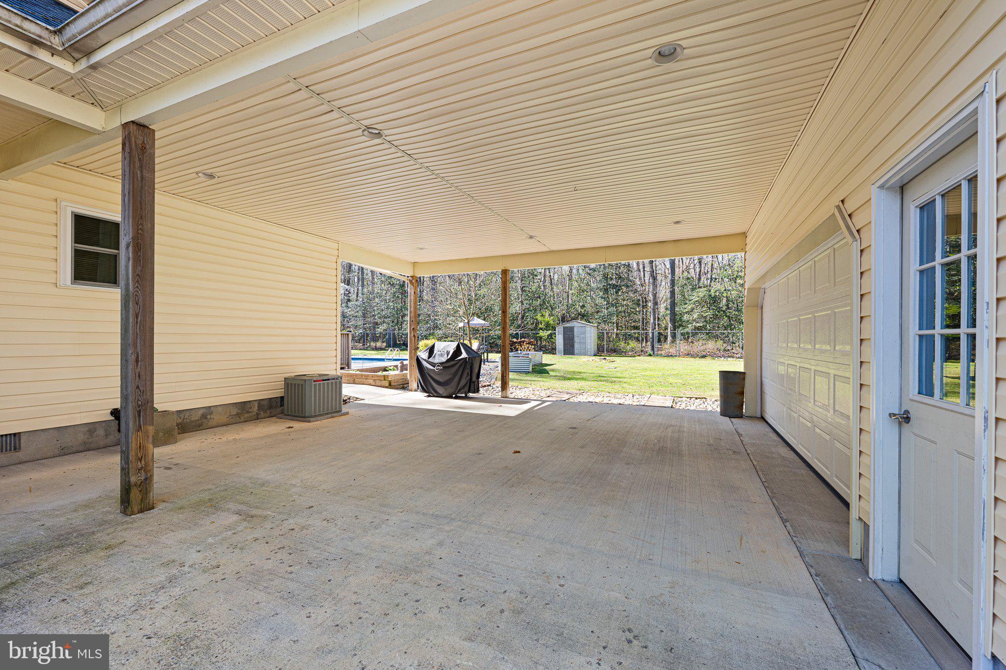 THE HOLLYS - Residential