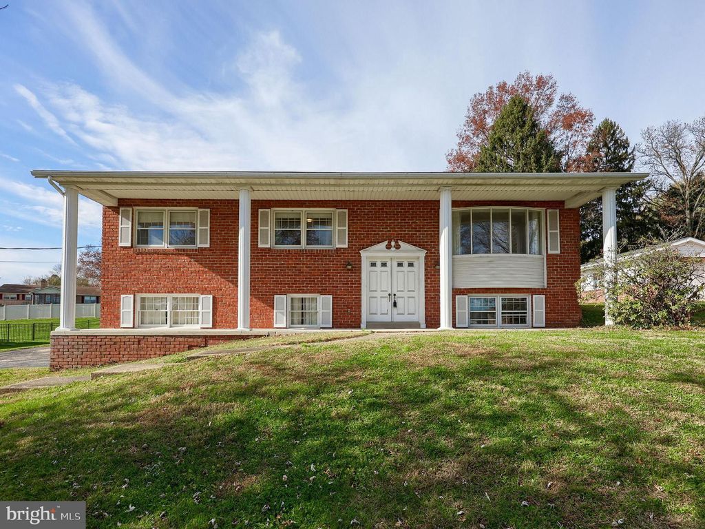 Photo of 90 Churchill Drive, YORK, PA 17403 (MLS # PAYK2094072)