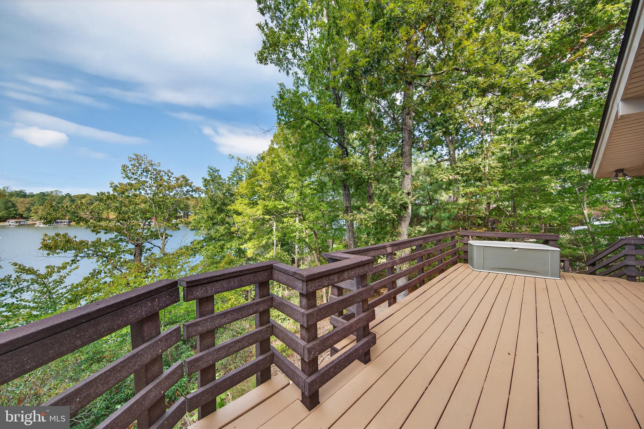 PINE HARBOUR - Residential