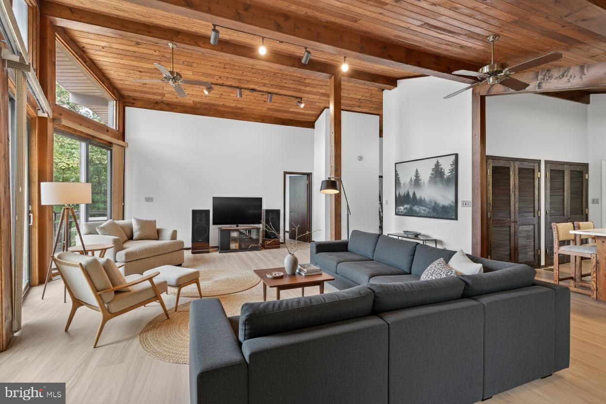 PINE HARBOUR - Residential