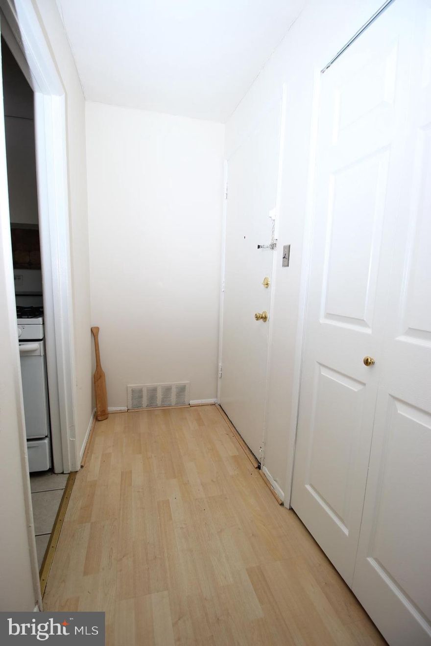 2 BED/1BATH ! Hardwood floors, gas cooking, traditional floor plan, common laundry, balcony, storage, fantastic location, minutes to National Harbor, Tanger Outlets, MGM Casino, I-495/I-95, 10 minutes to DC line, Old Town Alexandria, on Metro Bus route and near Metro stations. Tenant Occupied... Condo is being sold AS-IS.  ***Not FHA Approved***   ***We must follow social distancing guidelines***