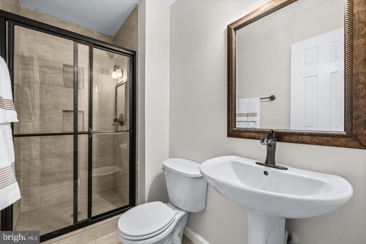 HILLCREST TOWNE - Residential Lease