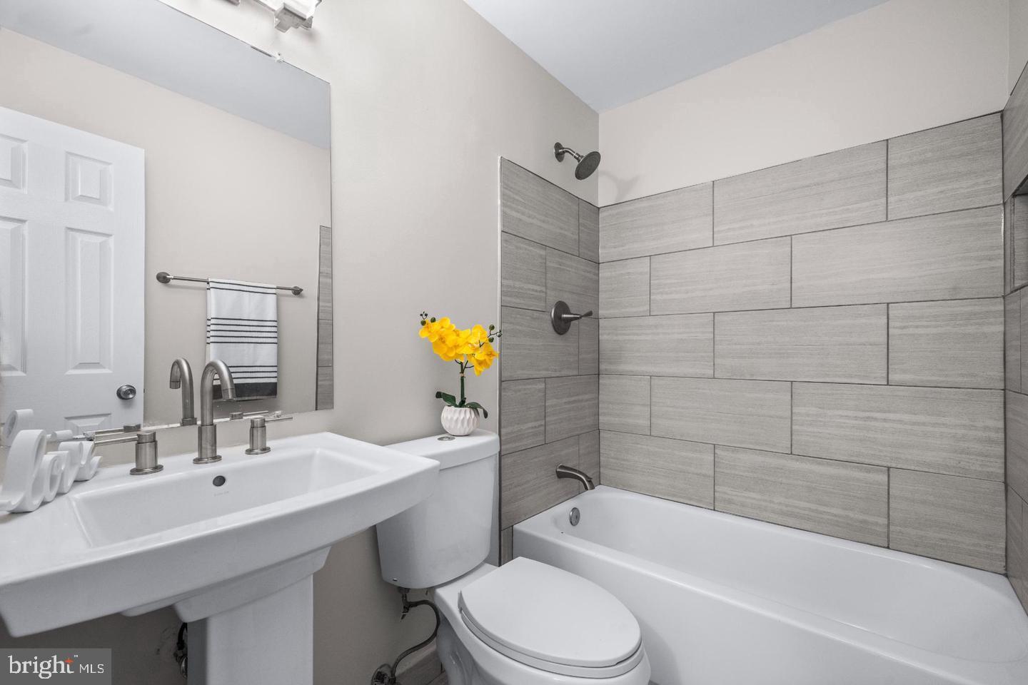 HILLCREST TOWNE - Residential Lease