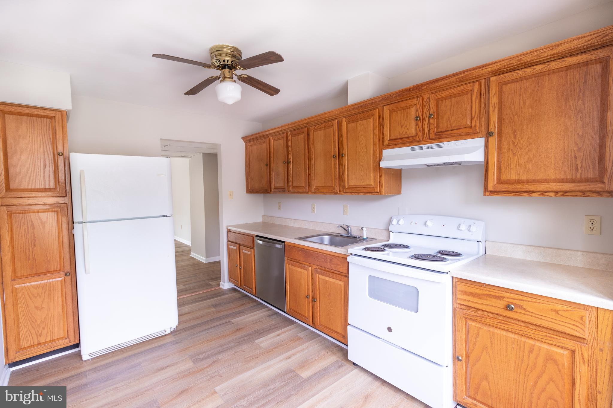 HAWTHORNE SQUARE - Residential Lease