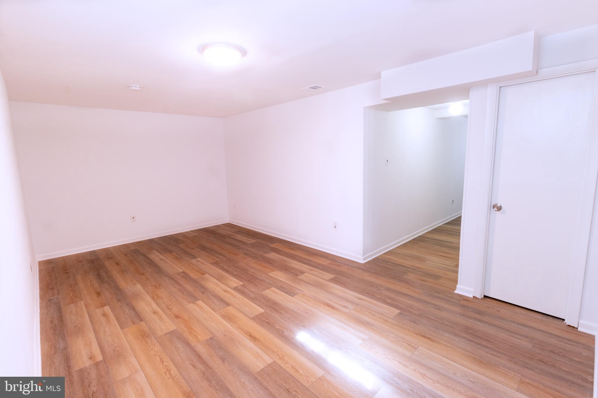 HAWTHORNE SQUARE - Residential Lease