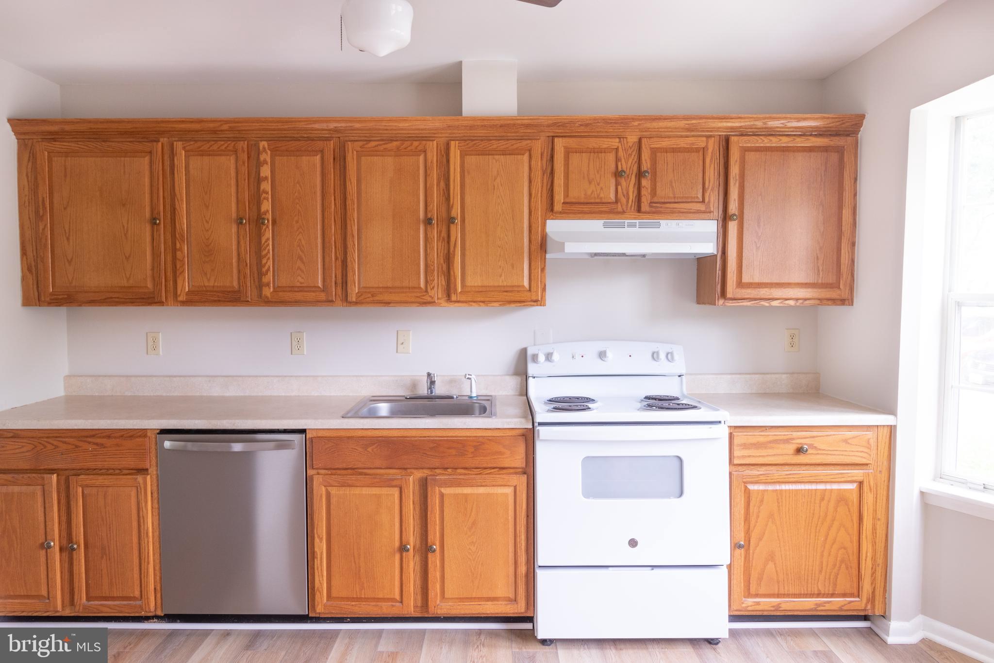 HAWTHORNE SQUARE - Residential Lease