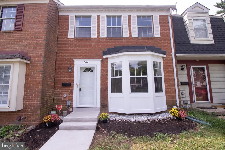 Newly Renovated 3 Bdrm 2 and half bath townhouse in a quiet neighborhood. Renovation includes Brand new LVP Flooring on the main level, SS appliances, freshly painted walls,  Newly installed Carpet and lots more . Located near shopping center, west patrick,  route I-270 & I-70 .

***Please use the following Rentspree link to apply***