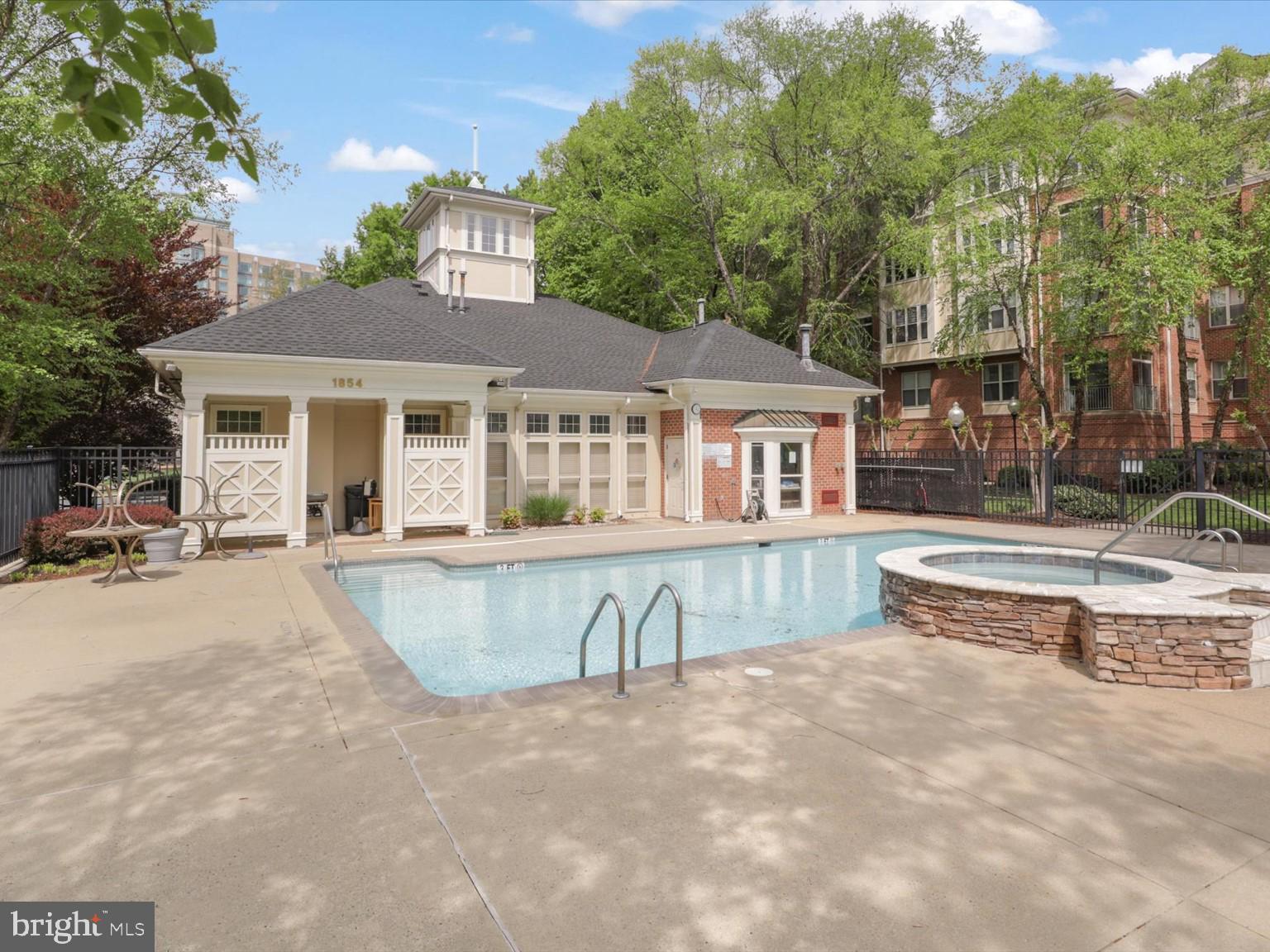 STRATFORD PARK - Residential