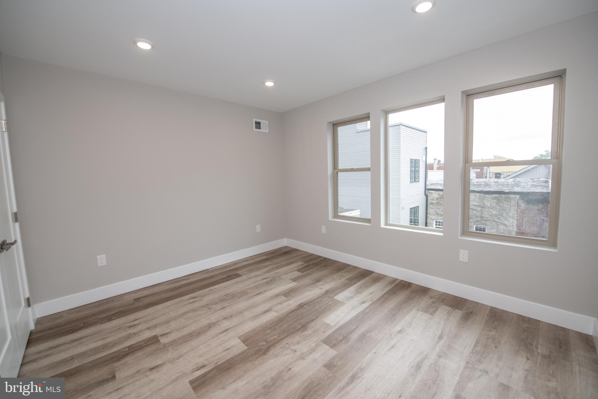 EAST KENSINGTON - Residential Income