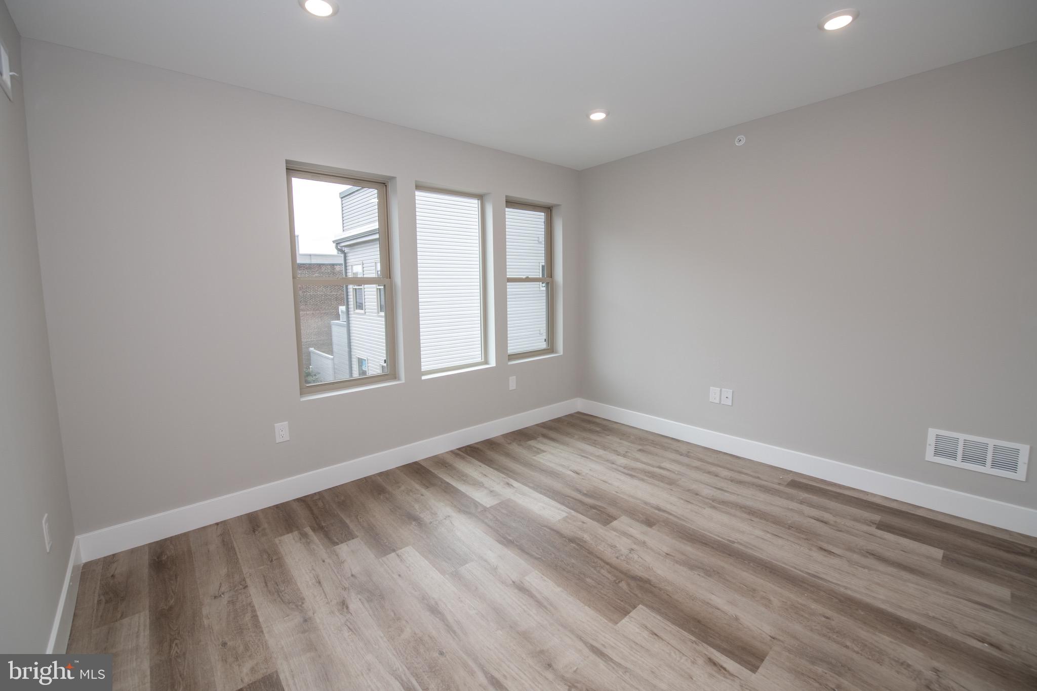 EAST KENSINGTON - Residential Income