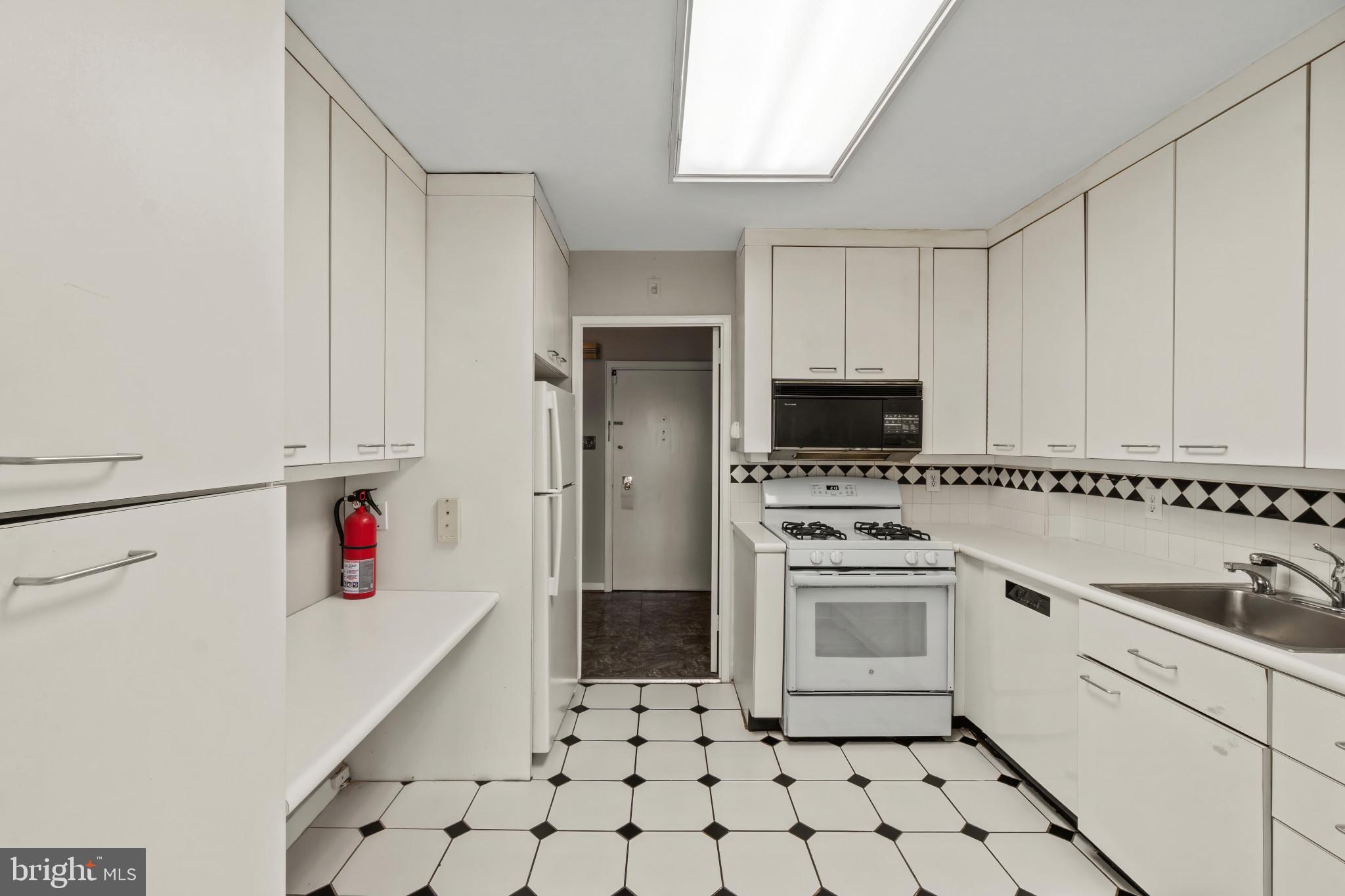 PARK TOWERS WEST - Residential