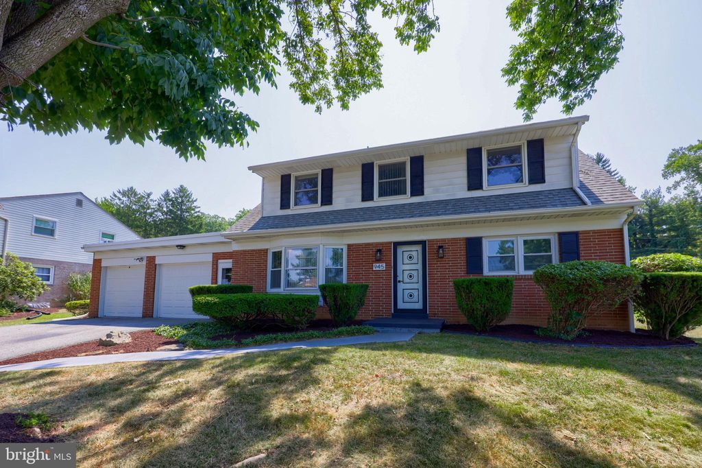 Photo of 945 Edinburgh Drive, Lancaster, PA 17601 (MLS # PALA2054220)