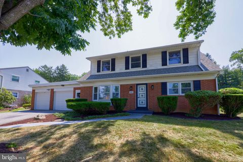 Photo of 945 Edinburgh Drive, Lancaster, PA 17601 (MLS # PALA2054220)