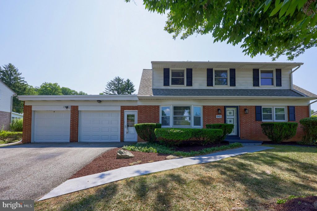 Photo of 945 Edinburgh Drive, Lancaster, PA 17601 (MLS # PALA2054220)