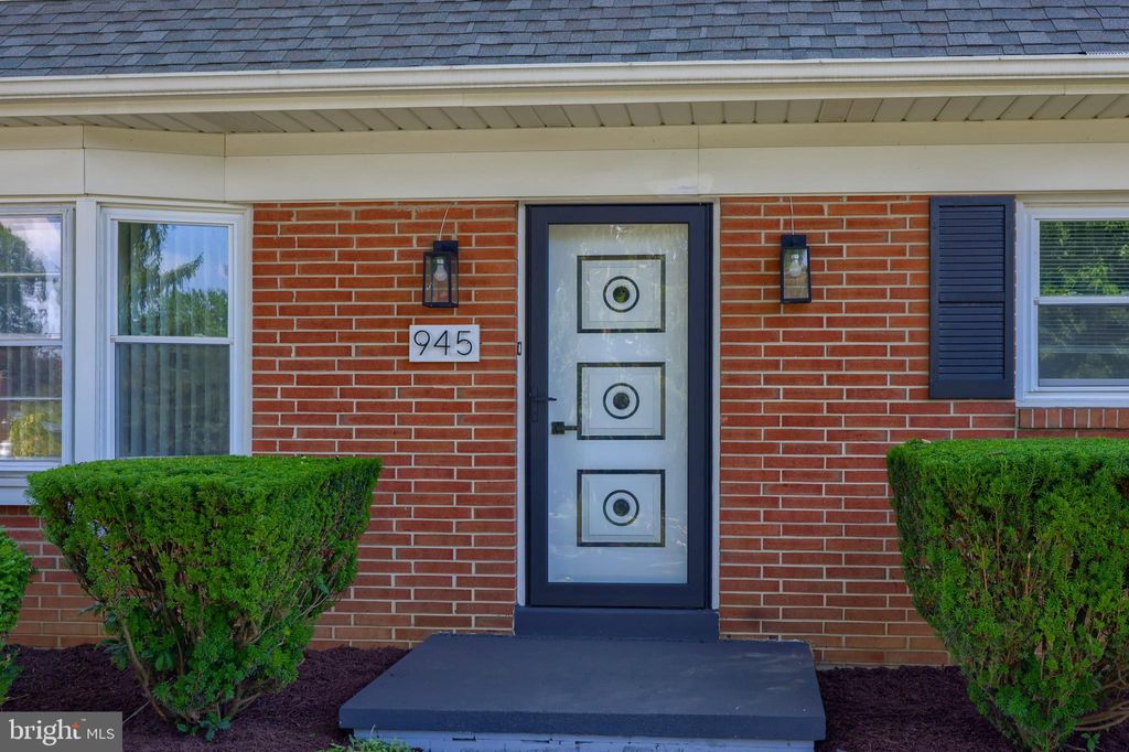 Photo of 945 Edinburgh Drive, Lancaster, PA 17601 (MLS # PALA2054220)