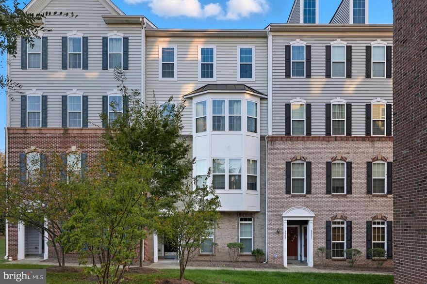 Spacious 2-level condo in Historic Manassas! Upper-level unit offers 3 bedrooms, 2.5 baths, and an open floor plan with large living room, formal dining, and kitchen/family room combo. Kitchen features granite counters, stainless steel appliances, breakfast bar seating, pantry, and breakfast nook. The primary suite includes 2 walk-in closets and a luxury bath with dual vanities and seamless glass shower. Two additional bedrooms share a hall bath with dual vanity. Laundry is on the bedroom level. Attached garage plus driveway parking. Less than 1 mile to VRE and Old Town shops, dining, and entertainment. Harris Pavilion, farmers market, and year-round activities just minutes away. Easy living in a convenient location—ready for immediate move-in!