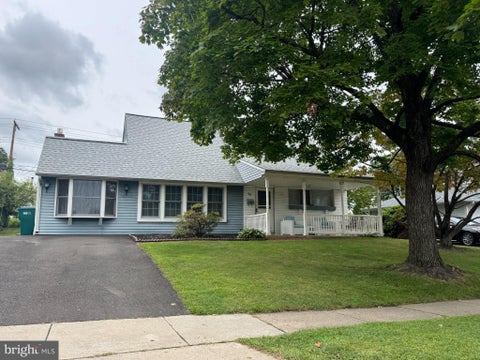 Homes For Sale - 98 Twin Oak Drive<br/> Bucks County, LEVITTOWN, PA 19056