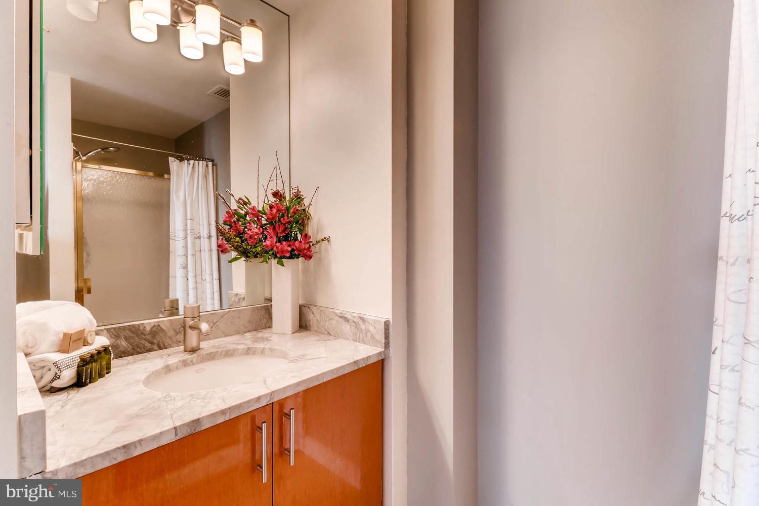 HENDERSON'S WHARF - Residential