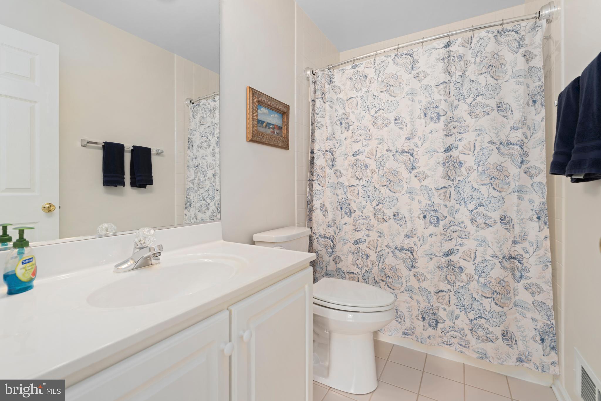 WHITE HALL - Residential