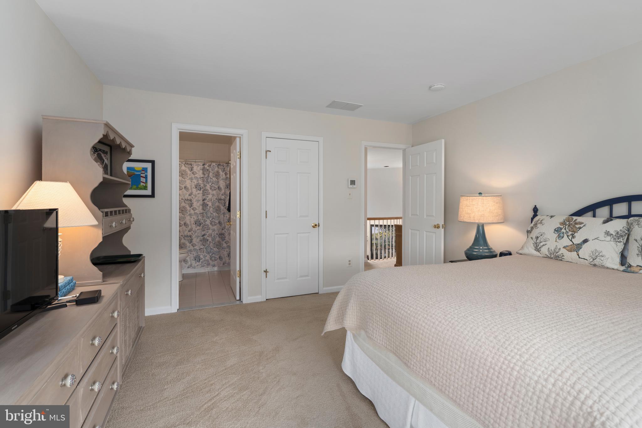 WHITE HALL - Residential