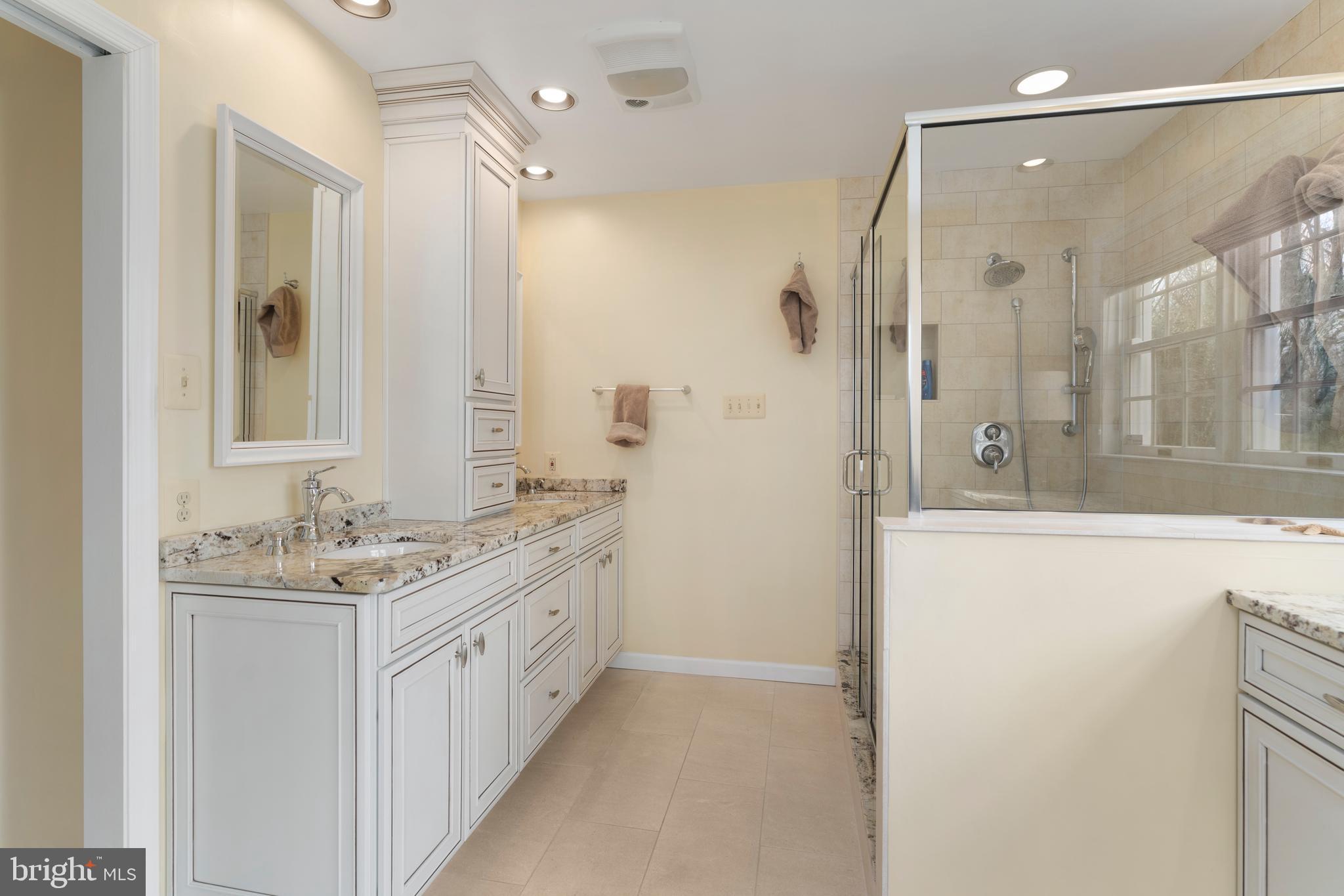 WHITE HALL - Residential