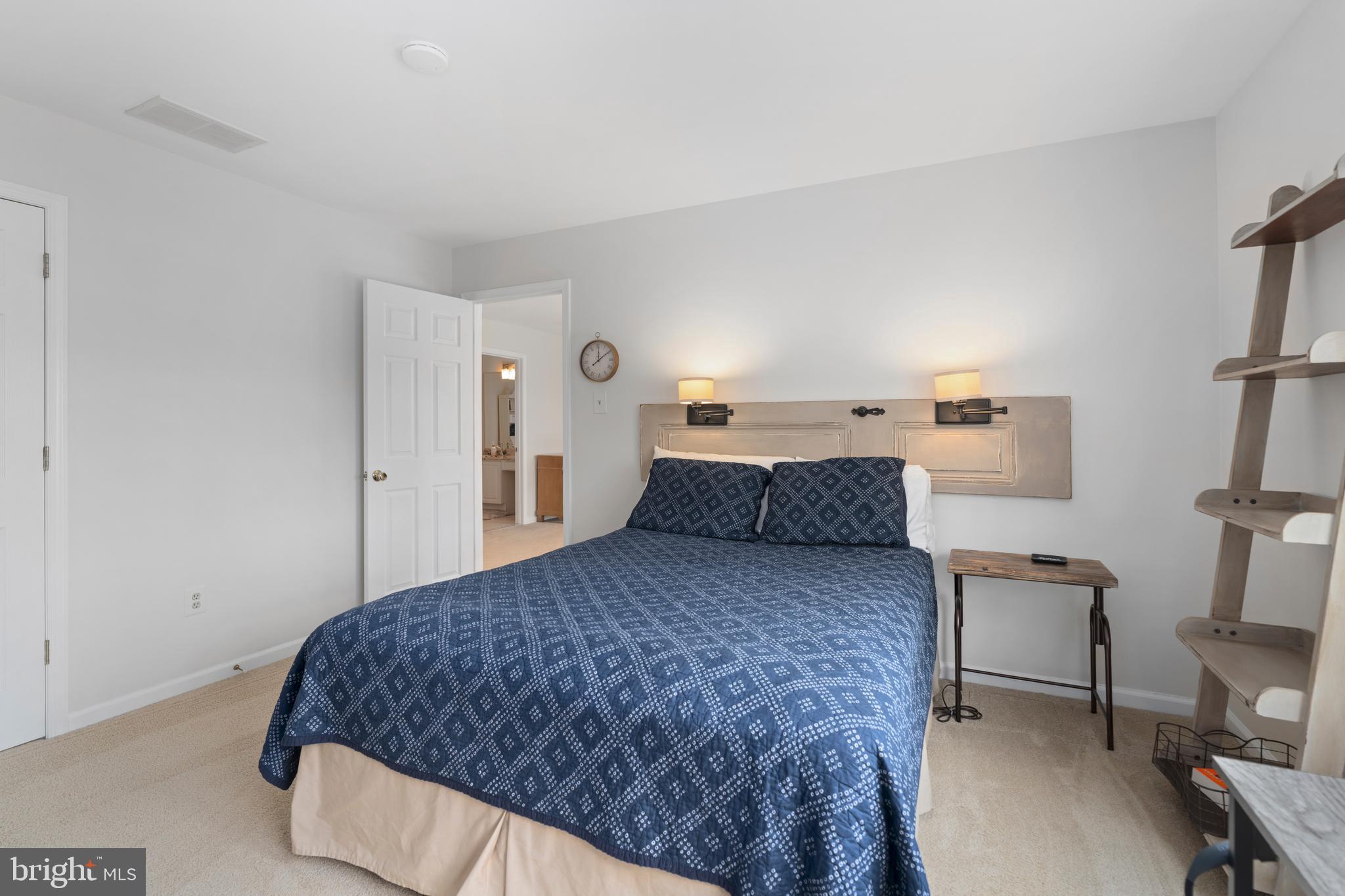 WHITE HALL - Residential