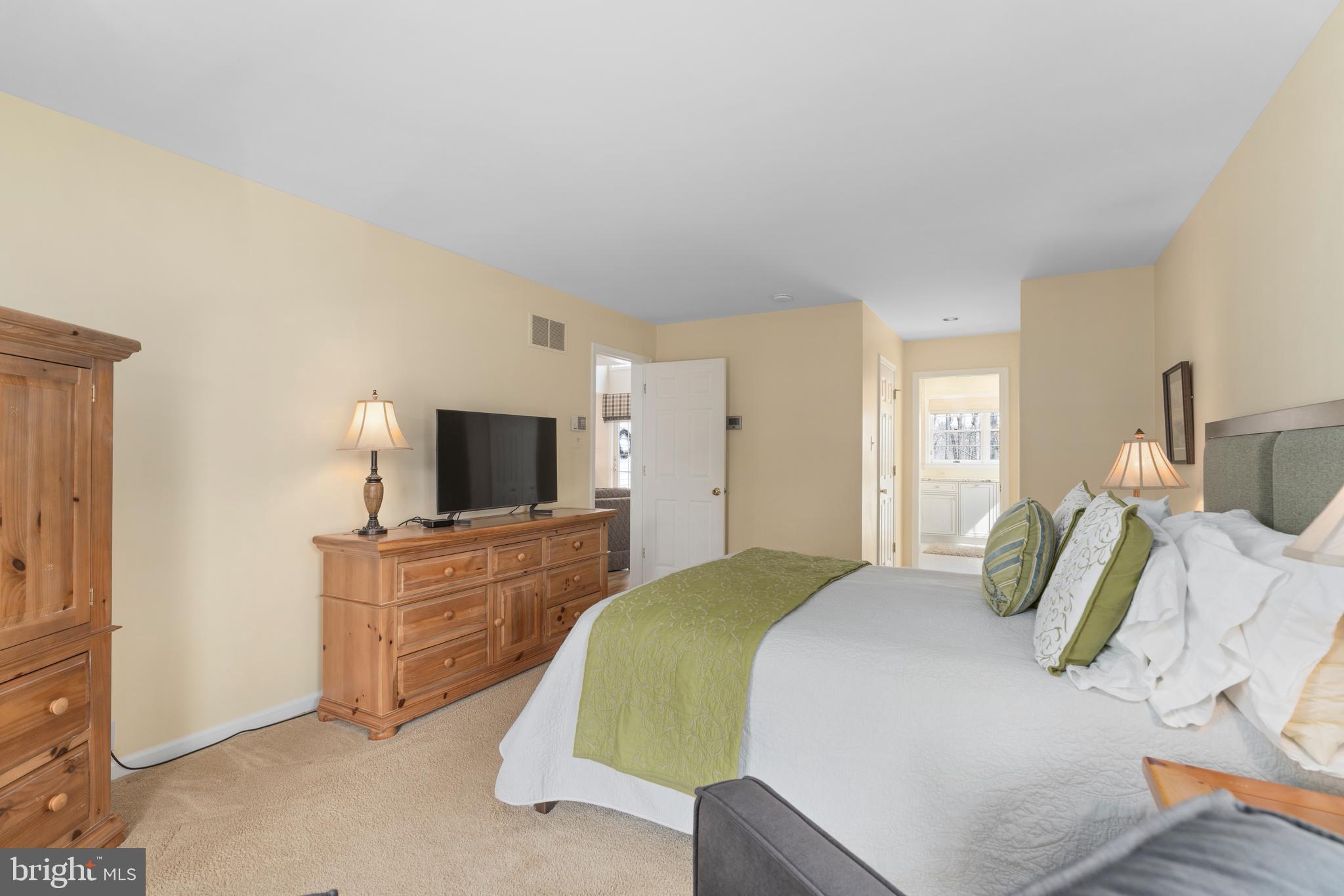 WHITE HALL - Residential