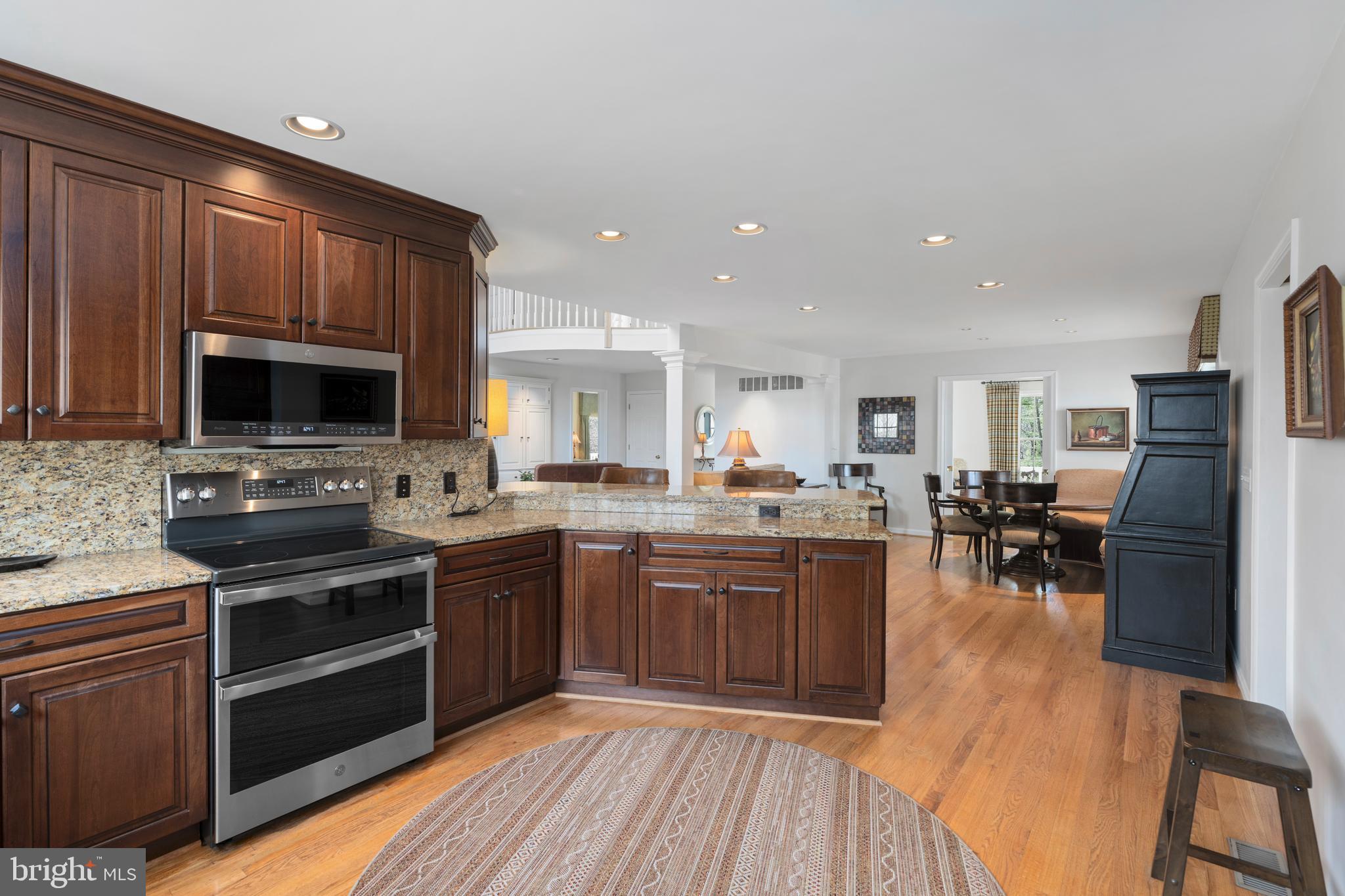 WHITE HALL - Residential