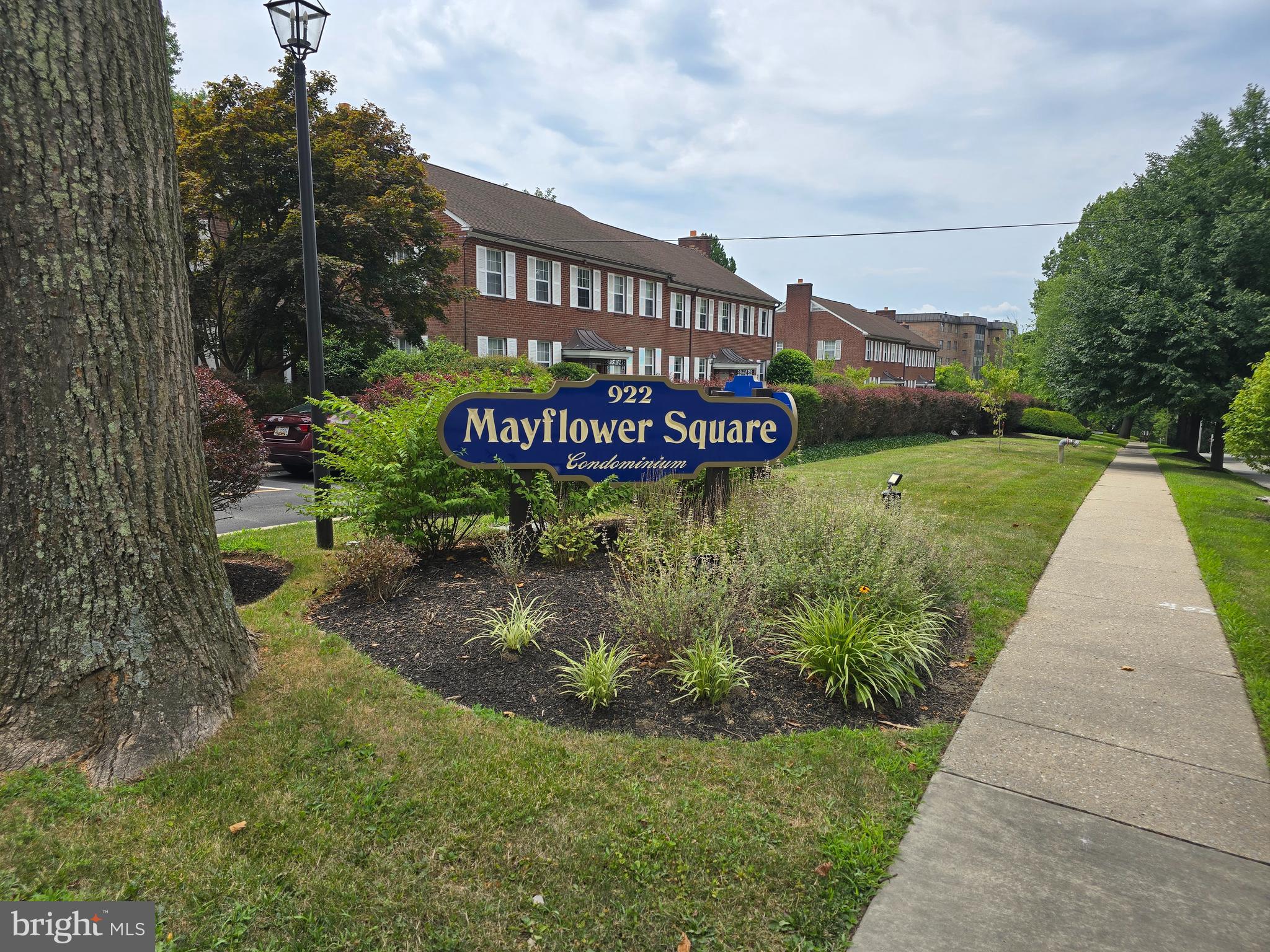 This beautiful studio on the Mainline is situated in the heart of Bryn Mawr. The unit features a well-equipped kitchen with ample cabinets and counter space, a bathroom, and a convenient laundry area inside the storage closet. It even includes a Murphy bed; just bring your mattress!
Enjoy the convenience of being within walking distance to the Paoli/Thorndale train station, shops, and restaurants. The location is also close to many prestigious educational institutions, including Bryn Mawr College, Villanova University, Rosemont College, Harcum College, Jack M. Barrack Hebrew Academy, Baldwin School, Haverford School for Boys, and Shipley School.
Recreational facilities such as Ashbridge Park and local tennis courts, as well as Lankenau Hospital and Bryn Mawr Hospital, are also nearby.