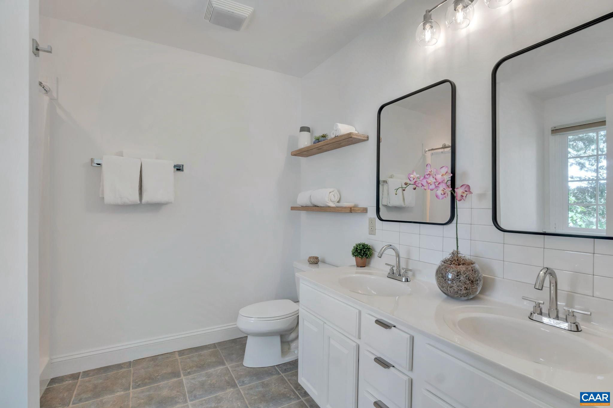 RUGBY - Residential Lease